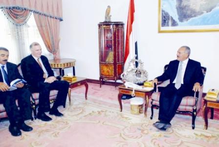 رئيس الجمهورية لدى استقباله مدير المعهد الديمقراطي الأمريكي أمس